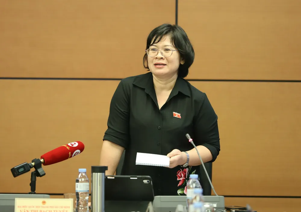 ĐB Văn Thị Bạch Tuyết (TPHCM) phát biểu tại phiên thảo luận tổ. Ảnh: QUANG PHÚC