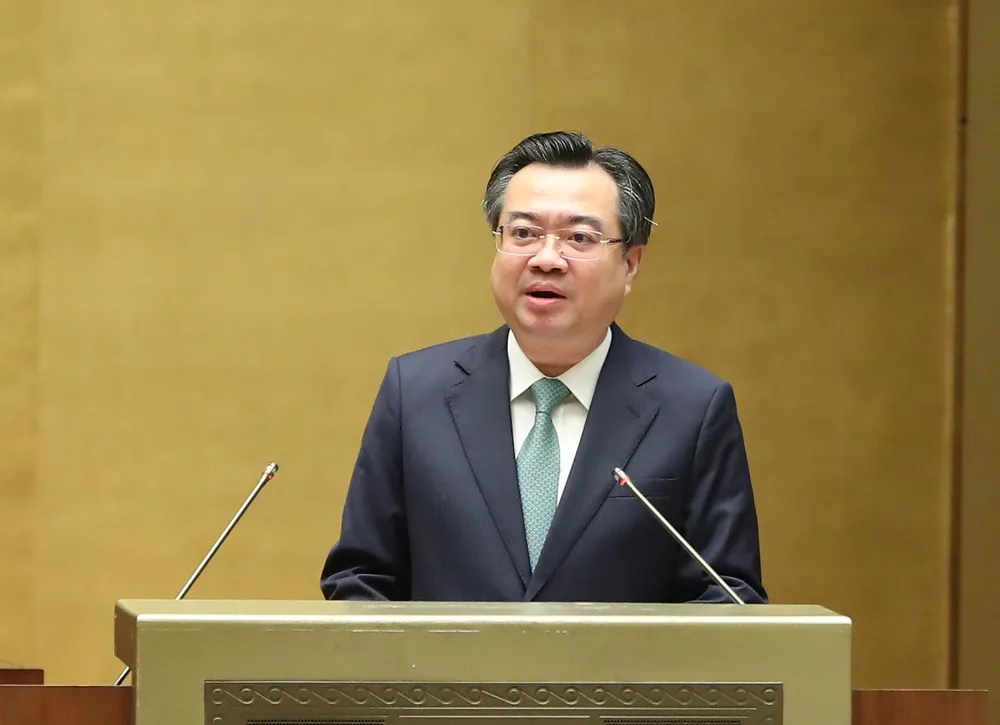 Bộ trưởng Bộ Xây dựng Nguyễn Thanh Nghị trình bày tờ trình của Chính phủ về dự án Luật Nhà ở (sửa đổi). Ảnh: QUANG PHÚC