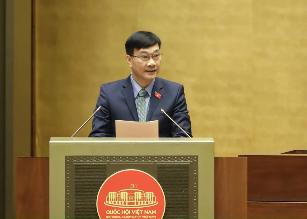 Chủ nhiệm Ủy ban Kinh tế Vũ Hồng Thanh trình bày báo cáo thẩm tra