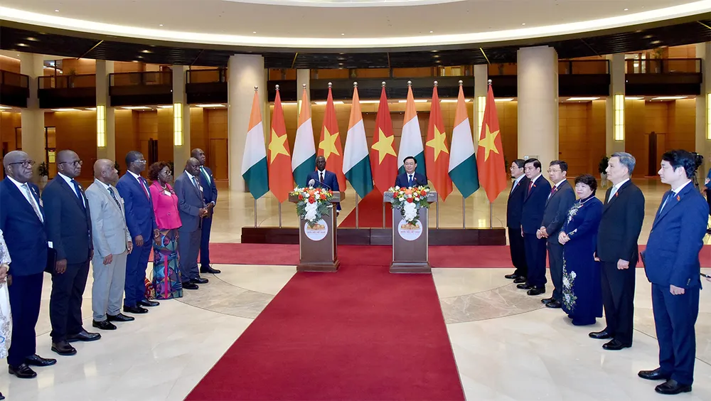 Quang cảnh cuộc gặp các cơ quan thông tấn báo chí hai nước để thông báo về kết quả hội đàm