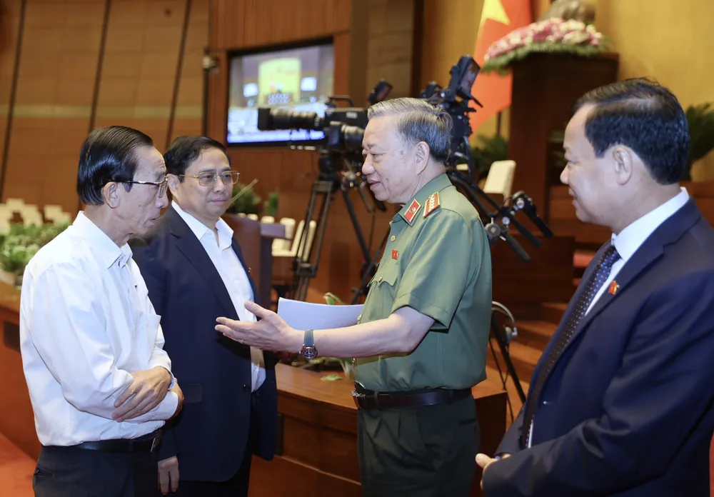 Thủ tướng Phạm Minh Chính trao đổi với Bộ trưởng Bộ Công an Tô Lâm và các ĐB. Ảnh: QUANG PHÚC
