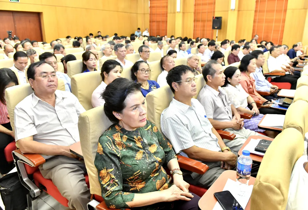 Cử tri Hà Nội tham dự cuộc tiếp xúc. Ảnh: VIẾT CHUNG