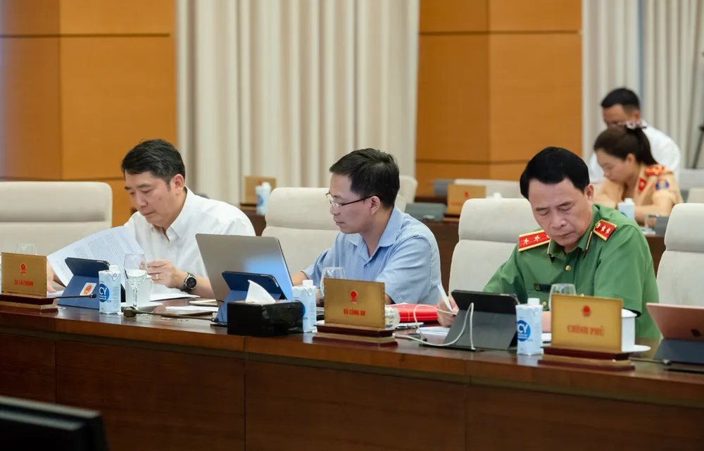 Đại diện cơ quan soạn thảo và cơ quan có liên quan dự họp