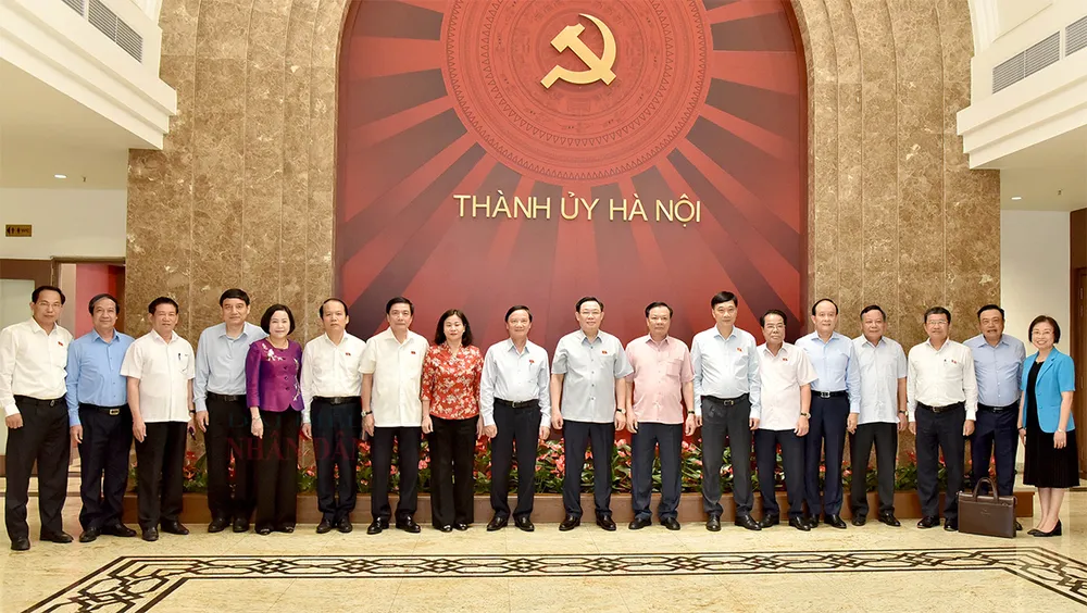 Chủ tịch Quốc hội Vương Đình Huệ cùng các đại biểu dự hội nghị