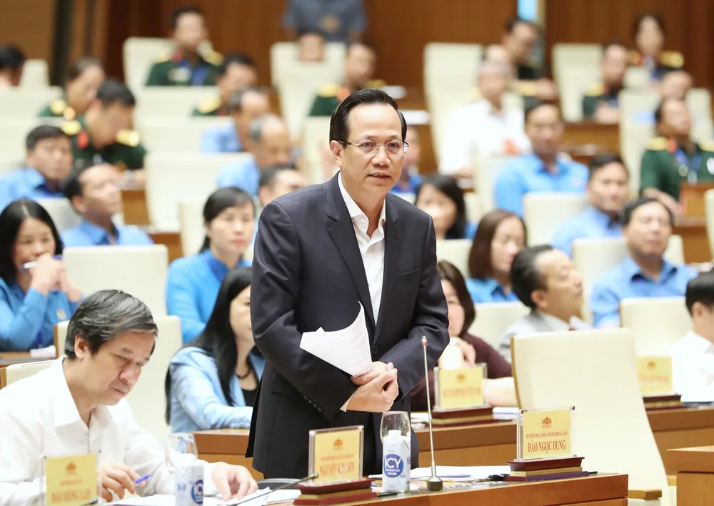 Bộ trưởng Bộ LĐTB-XH Đào Ngọc Dung phản hồi cho người lao động. ẢNH: QUANG PHÚC