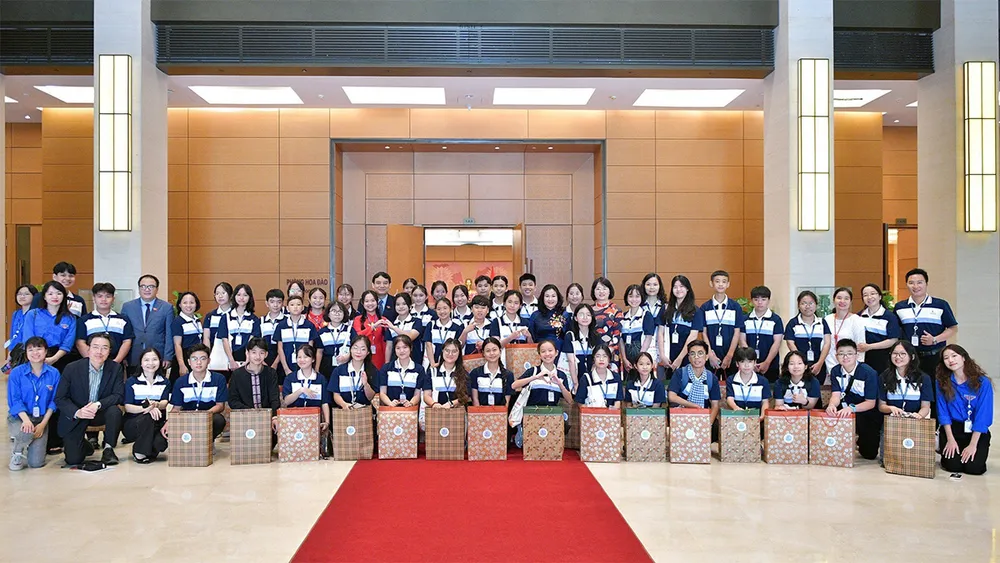 Đại diện trẻ em và lãnh đạo Ủy ban Văn hóa, Giáo dục cùng chụp ảnh lưu niệm tại Nhà Quốc hội