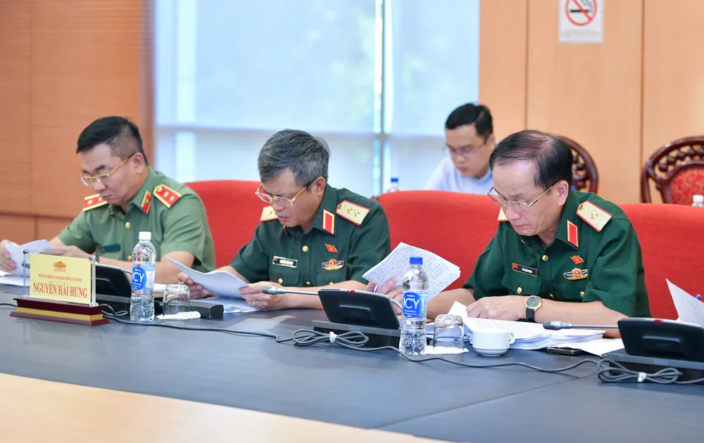 Các thành viên Đoàn giám sát dự họp