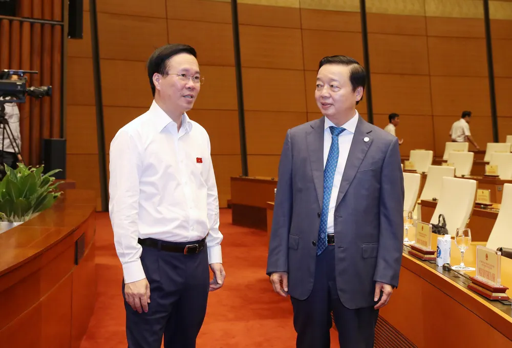 Chủ tịch nước Võ Văn Thưởng trao đổi với Phó Thủ tướng Trần Hồng Hà trước phiên chất vấn và trả lời chất vấn, chiều 15-8. Ảnh: QUANG PHÚC