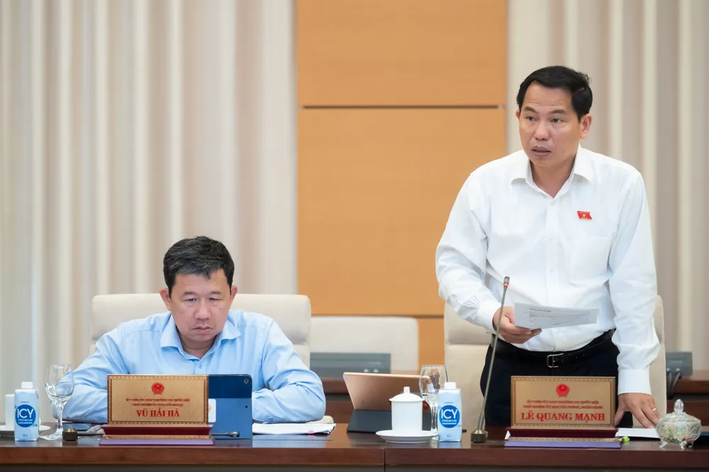 Chủ nhiệm Ủy ban Tài chính - Ngân sách Lê Quang Mạnh trình bày báo cáo