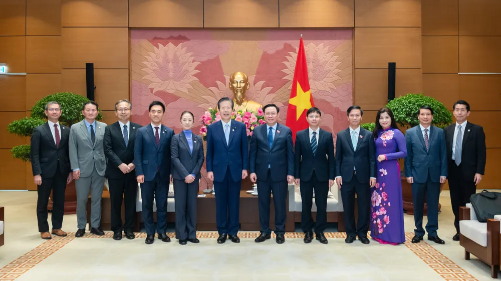 Chủ tịch Quốc hội Vương Đình Huệ và Chủ tịch Đảng Công Minh Nhật Bản Yamaguchi Natsuo cùng các đại biểu tại Nhà Quốc hội. Ảnh: VIẾT CHUNG