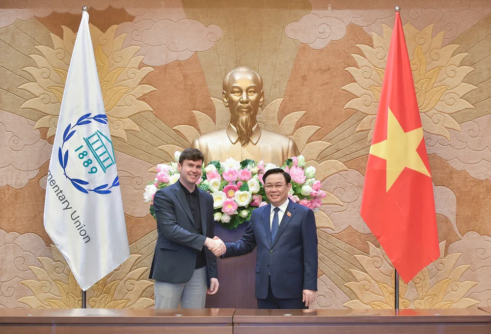 Chủ tịch Quốc hội Vương Đình Huệ và Chủ tịch diễn đàn Nghị sĩ trẻ IPU Dan Carden