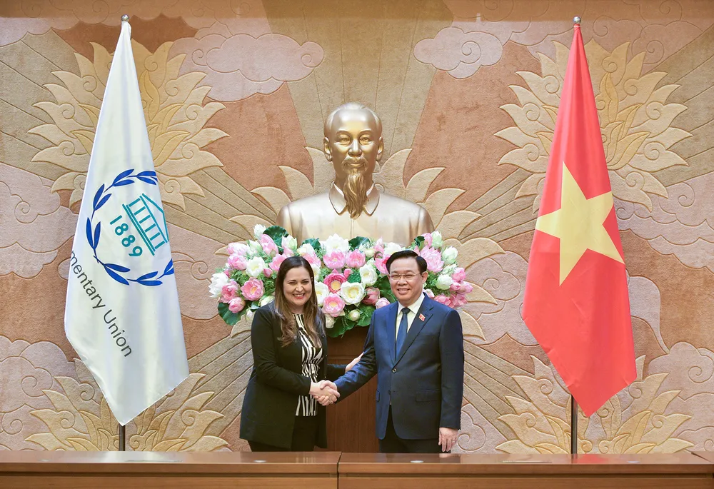 Chủ tịch Quốc hội Vương Đình Huệ và Chủ tịch nhóm nữ nghị sĩ IPU Cynthia López Castro