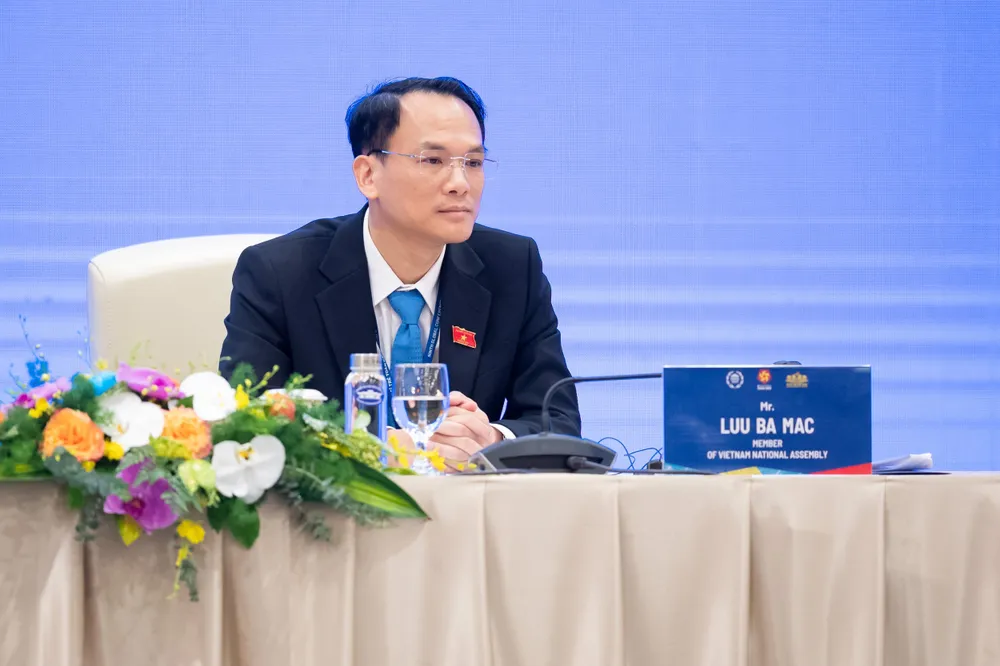 Đại biểu Lưu Bá Mạc (Việt Nam)