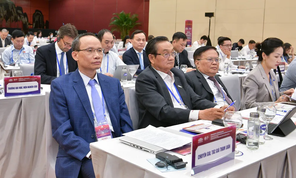 Các chuyên gia kinh tế tham dự diễn đàn Các chuyên gia kinh tế tham dự diễn đàn