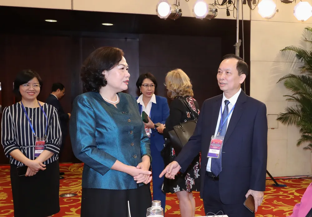 Thống đốc Ngân hàng Nhà nước Nguyễn Thị Hồng trao đổi với các đại biểu dự diễn đàn