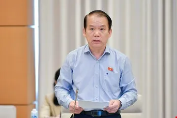 Chủ nhiệm Ủy ban Pháp luật Hoàng Thanh Tùng trình bày báo cáo thẩm tra