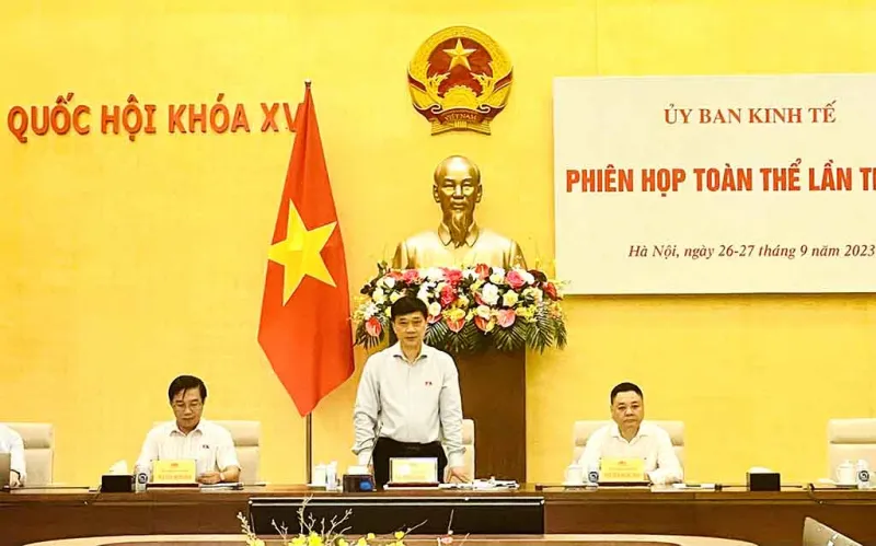 Chủ nhiệm Ủy ban Kinh tế Vũ Hồng Thanh phát biểu tại phiên họp