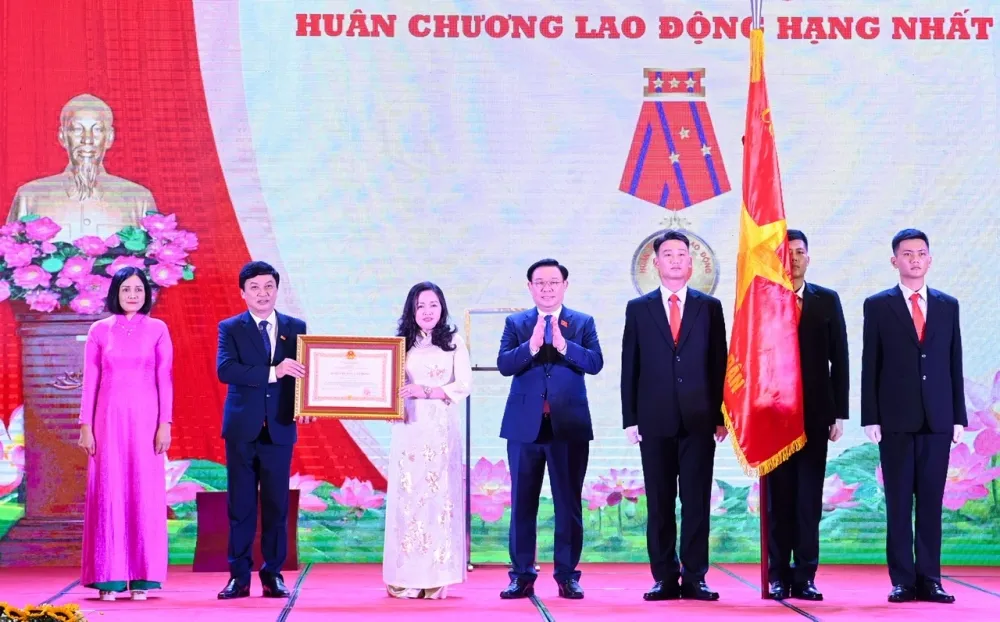 Chủ tịch Quốc hội Vương Đình Huệ trao Huân chương Lao động hạng Nhất cho báo Đại biểu Nhân dân