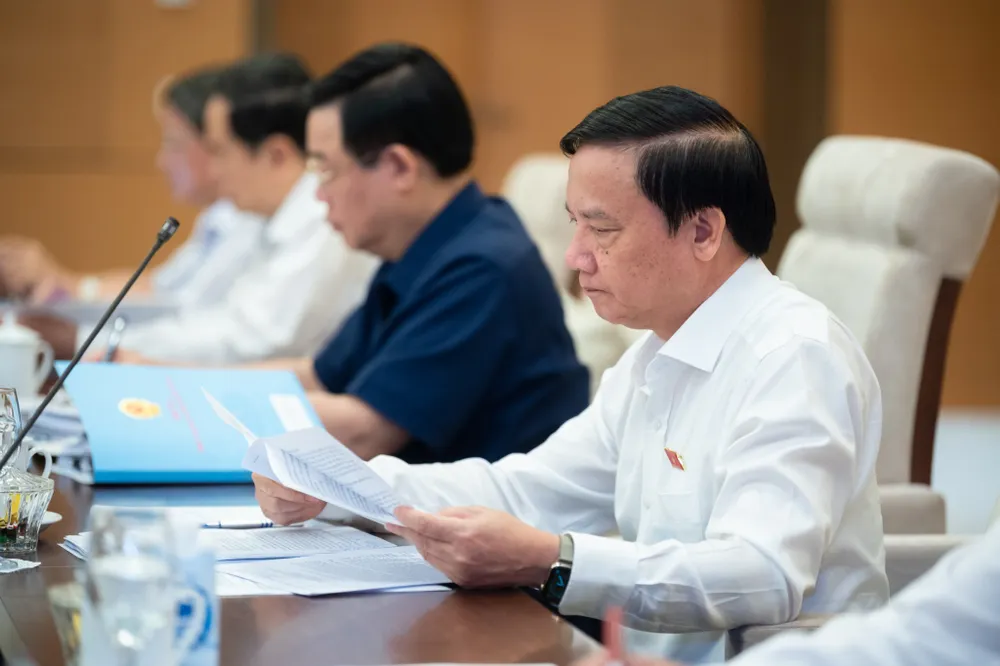 Các đồng chí lãnh đạo Quốc hội tham dự phiên họp Các đồng chí lãnh đạo Quốc hội tham dự phiên họp