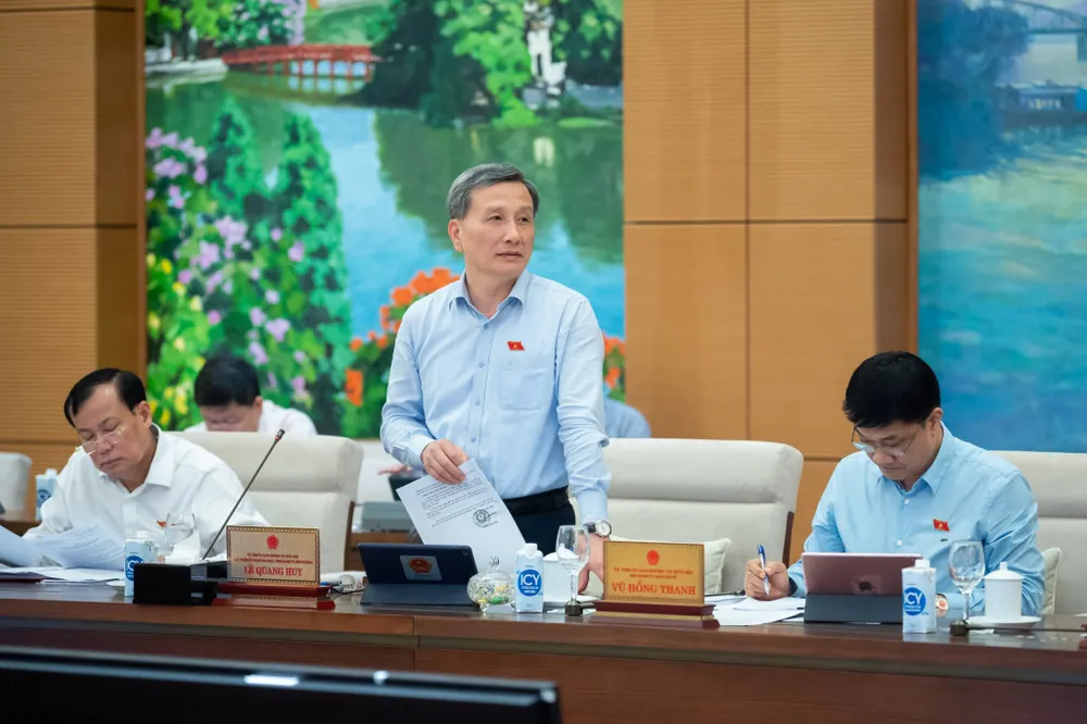 Chủ nhiệm Ủy ban Khoa học, Công nghệ và Môi trường Lê Quang Huy phát biểu tại phiên họp