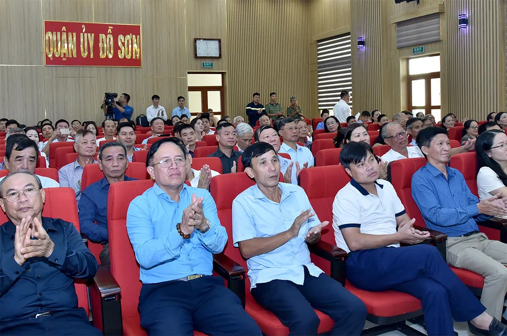 Cử tri Hải Phòng tham dự buổi tiếp xúc