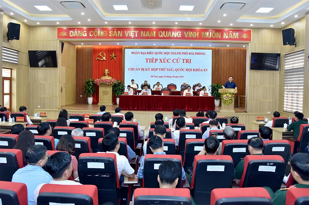 Quang cảnh buổi tiếp xúc cử tri