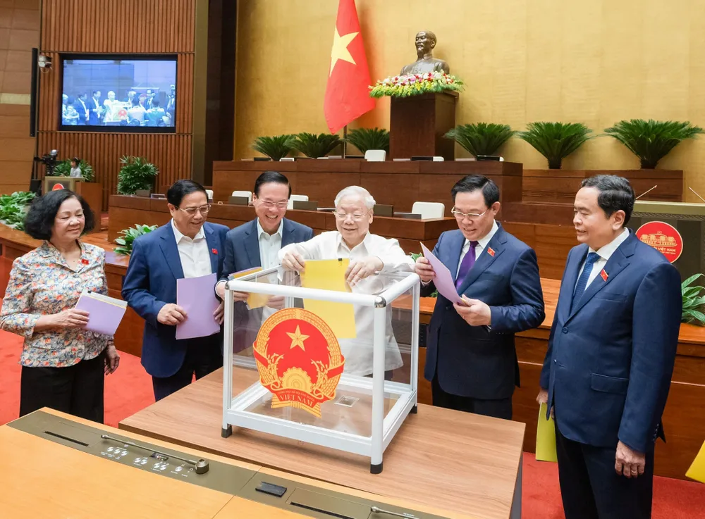 Tổng Bí thư Nguyễn Phú Trọng và các đồng chí lãnh đạo Đảng, Nhà nước bỏ phiếu tín nhiệm, sáng 25-10. Ảnh: QUANG PHÚC