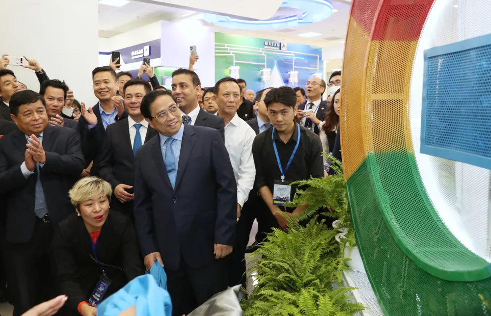 Thủ tướng Phạm Minh Chính và các đại biểu tham quan các gian trưng bày sản phẩm công nghệ đổi mới sáng tạo tại NIC Hoà Lạc, Hà Nội, sáng 28-10. Ảnh: QUANG PHÚC