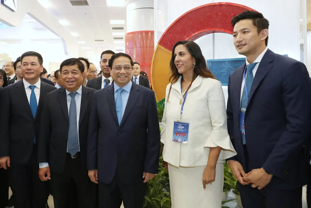 Thủ tướng Phạm Minh Chính và các đại biểu tham quan các gian trưng bày sản phẩm công nghệ đổi mới sáng tạo tại NIC Hoà Lạc, Hà Nội, sáng 28-10. Ảnh: QUANG PHÚC
