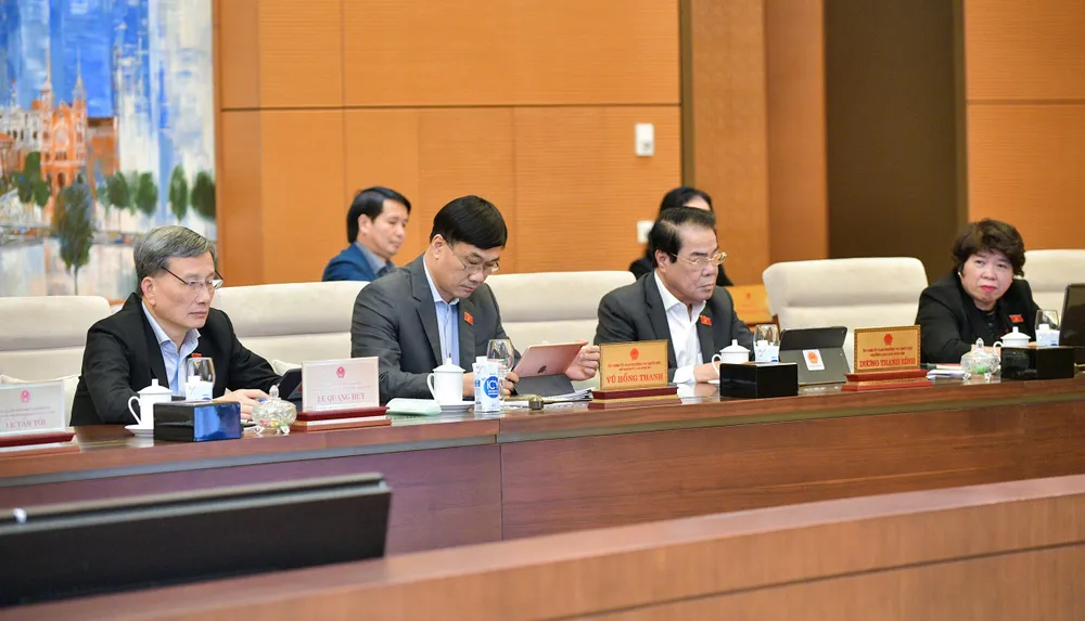 Thành viên UBTVQH dự họp