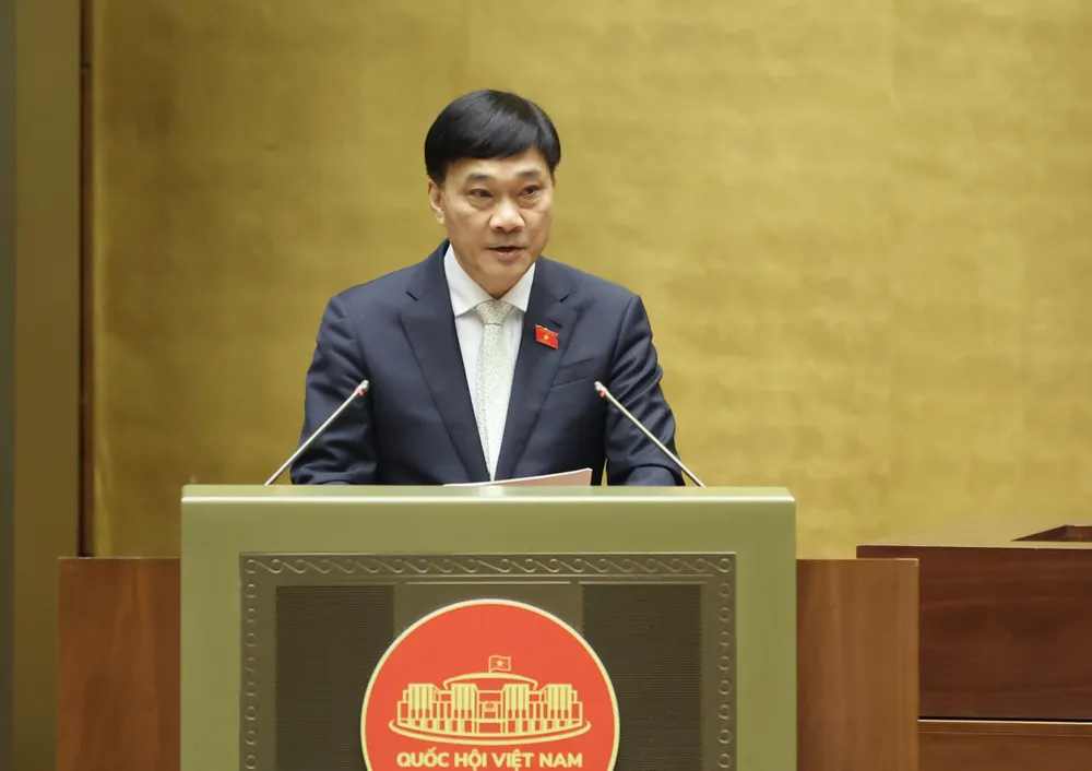 Chủ nhiệm Ủy ban Kinh tế Vũ Hồng Thanh báo cáo về việc tiếp thu, chỉnh lý dự thảo nghị quyết. Ảnh: VIẾT CHUNG