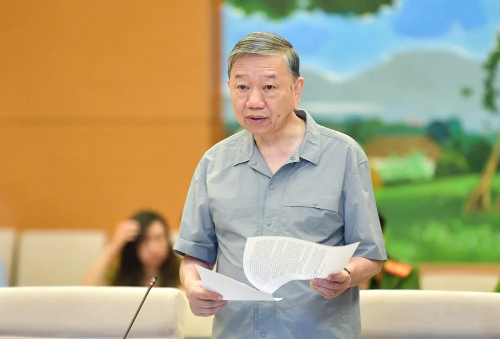 Bộ trưởng Bộ Công an Tô Lâm báo cáo tại phiên họp 