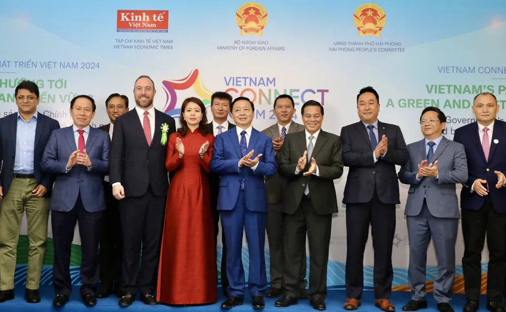 PTT THH chụp ảnh lưu niệm cùng các đb dự Diễn đàn.jpeg