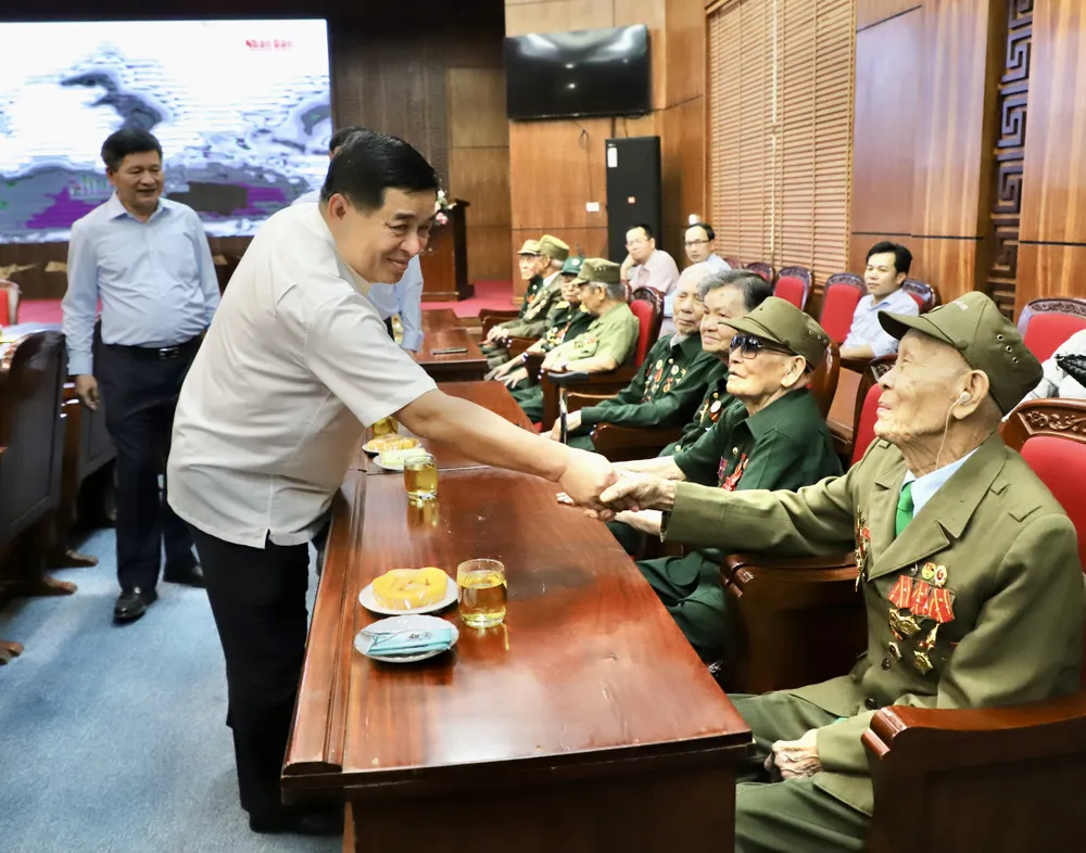 DŨNG THĂM HỎI CCB.jpeg