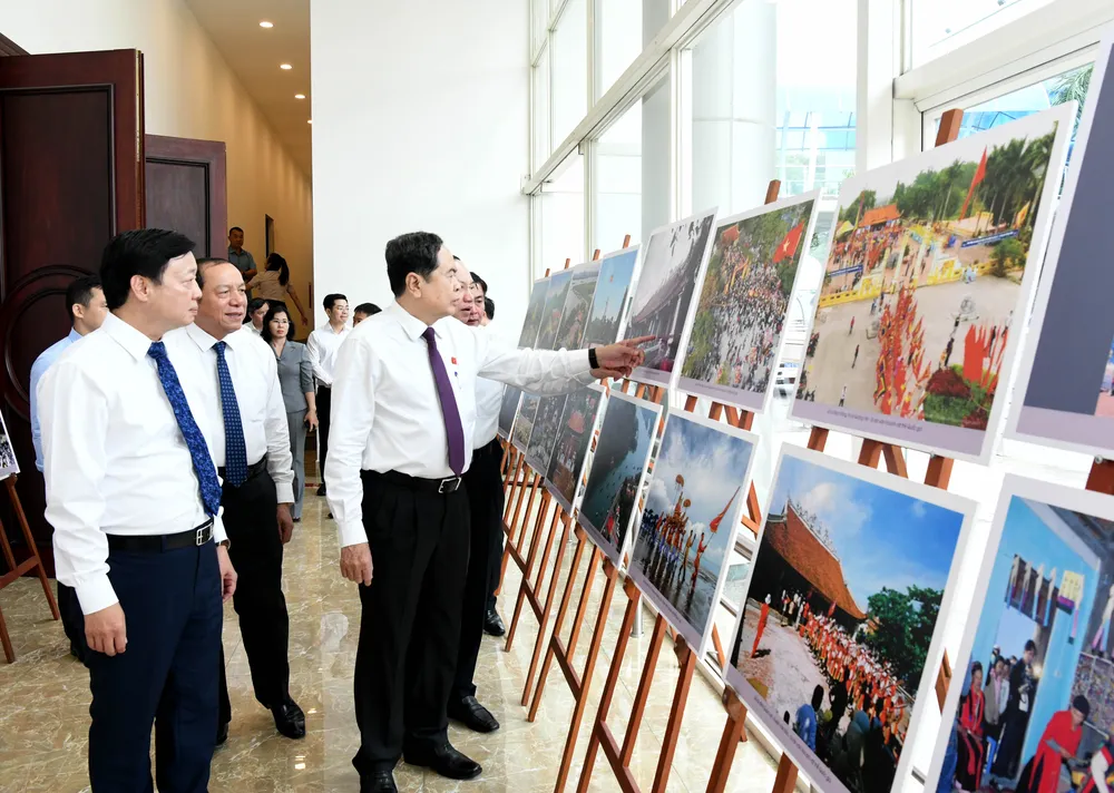 Thăm quan triển lãm ảnh về thành tựu phát triển kinh tế xã hội của tỉnh Quảng Ninh2.JPG