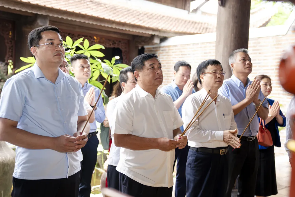 Dâng hương đền thờ BÁc.jpg