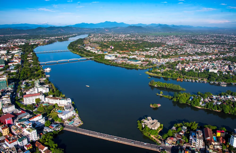 Sông Hương qua Huế .jpg