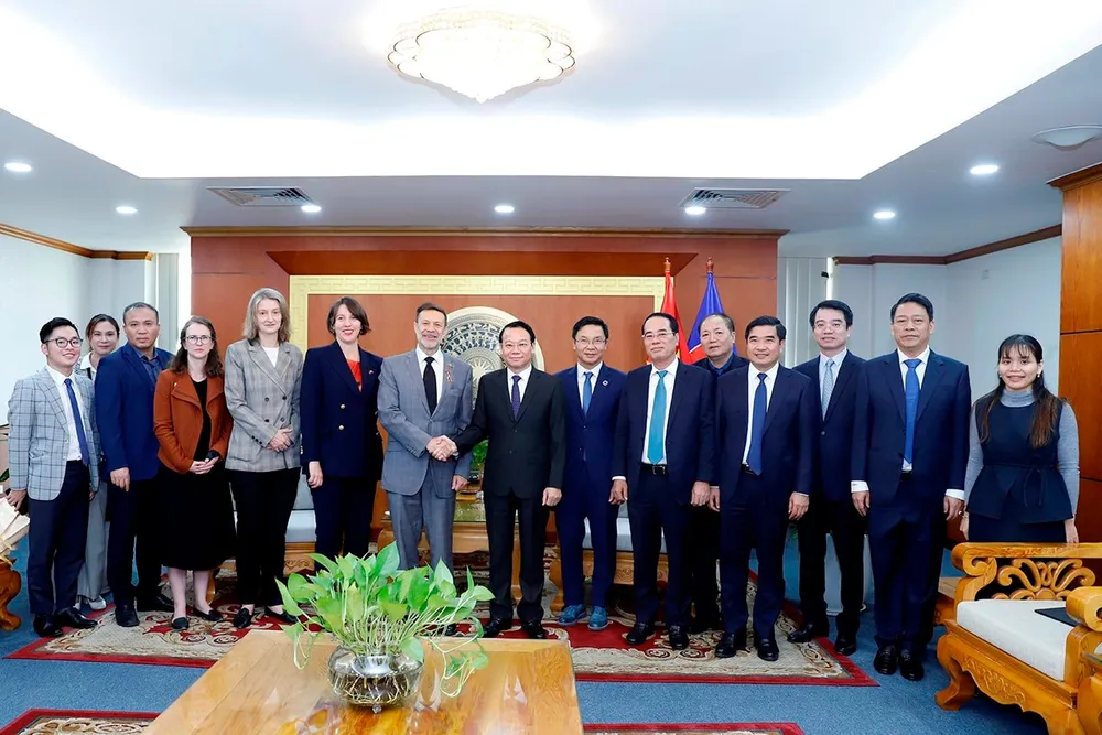 Bộ trưởng Bộ TN-MT Đỗ Đức Duy, ông Andrew Goledzinowski, Đại sứ đặc mệnh toàn quyền Australia tại Việt Nam và các đại biểu tham dự sự kiện