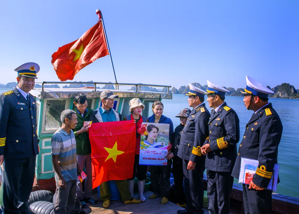 TRÀ BẢN - TẶNG CỜ NGƯ DÂN.jpg