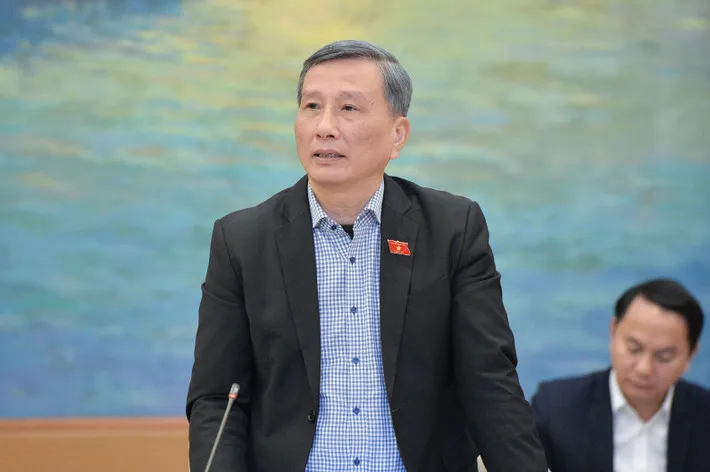 Chủ nhiệm Ủy ban Khoa học, Công nghệ và Môi trường Lê Quang Huy trình bày Báo cáo một số vấn đề lớn về việc giải trình, tiếp thu, chỉnh lý dự thảo Luật Hóa chất (sửa đổi)