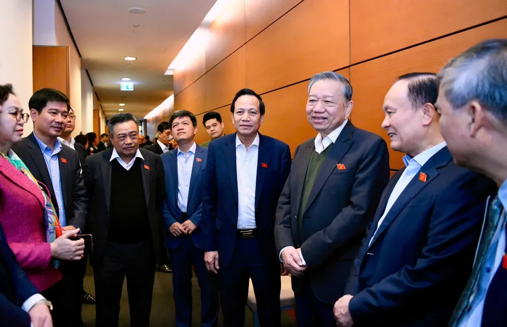 TÔ LÂM BÊN LỀ.jpeg