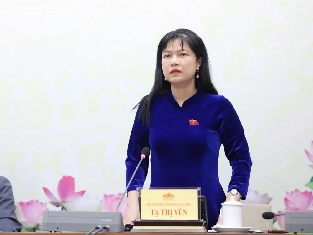 Phó Chủ nhiệm Ủy ban Công tác đại biểu Tạ Thị Yên trả lời tại cuộc họp báo, sáng 19-2. Ảnh: QUANG PHÚC