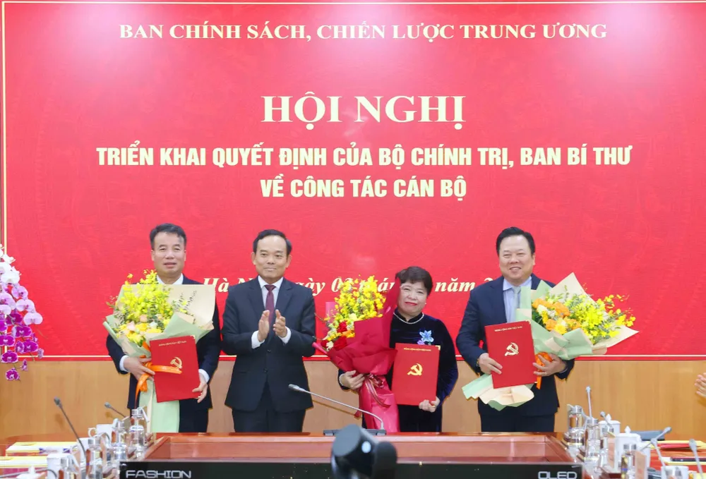 Trưởng Ban Chính sách, chiến lược Trung ương Trần Lưu Quang tặng hoa chúc mừng 3 tân Phó trưởng ban