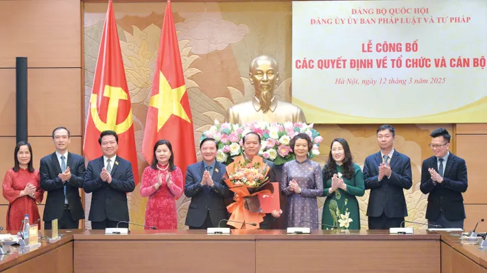 Phó Bí thư Thường trực Đảng ủy Quốc hội, Phó Chủ tịch Quốc hội Nguyễn Khắc Định trao quyết định và hoa cho Ban Chấp hành Ban Thường vụ Đảng bộ Ủy ban Pháp luật và Tư pháp nhiệm kỳ 2020 - 2025