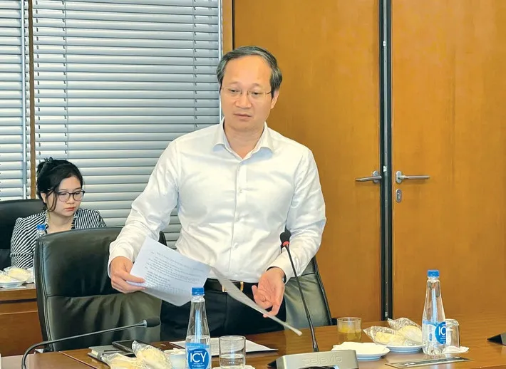 Vụ trưởng Vụ Pháp chế Ngân hàng Nhà nước Tạ Quang Đôn báo cáo về dự án Luật sửa đổi, bổ sung một số điều của Luật Các tổ chức tín dụng