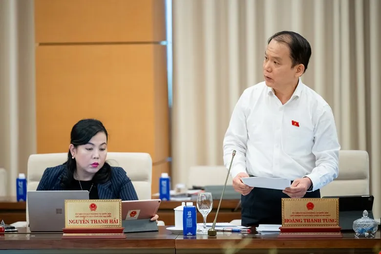 Chủ nhiệm Ủy ban Pháp luật và Tư pháp Hoàng Thanh Tùng báo cáo tại phiên họp, chiều 16-4