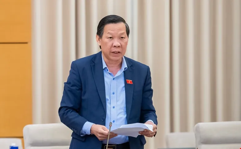 Chủ nhiệm Ủy ban Kinh tế và Tài chính của Quốc hội Phan Văn Mãi trình bày báo cáo thẩm tra