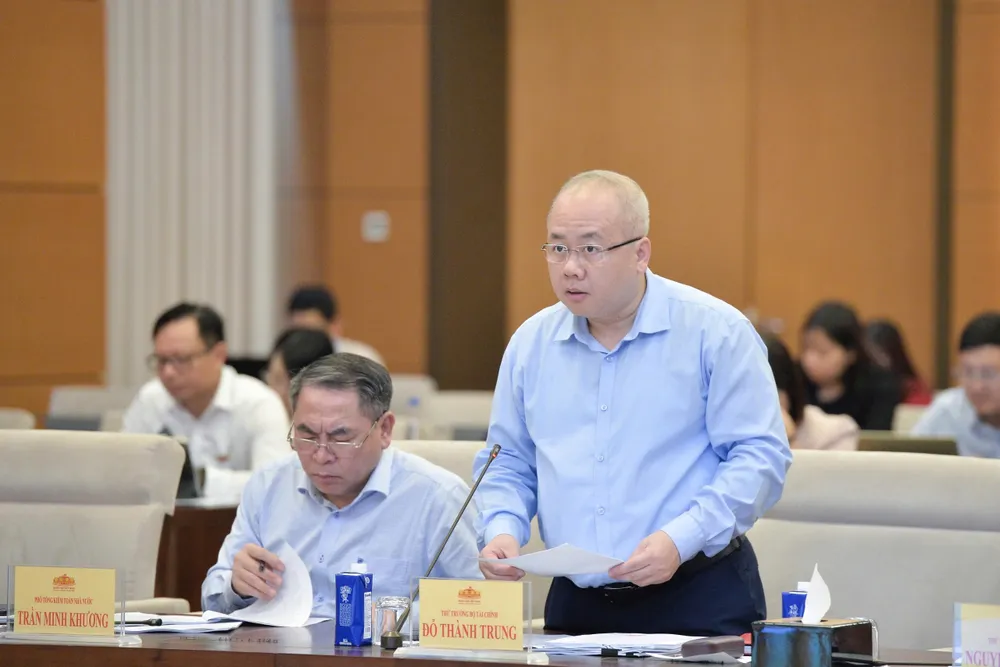 Thứ trưởng Bộ Tài chính Đỗ Thành Trung báo cáo tại phiên họp. Ảnh: HỒ LONG 