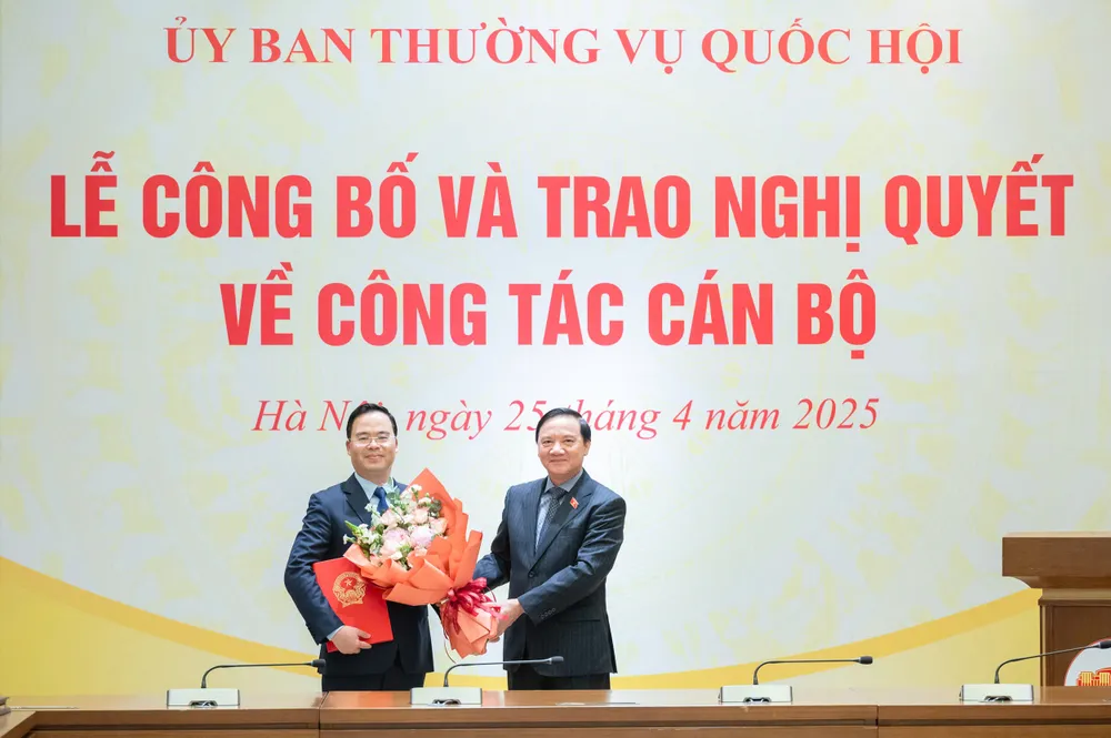 Phó Chủ tịch Quốc hội Nguyễn Khắc Định chúc mừng tân Phó Chủ nhiệm Ủy ban Khoa học, Công nghệ và Môi trường Trần Văn Khải