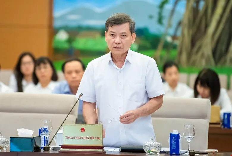 Chánh án TAND tối cao Lê Minh Trí trình bày tờ trình tại phiên họp